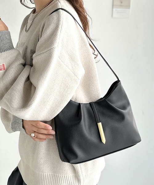 classicalelf(クラシカルエルフ)の「シンプルキレイめで高見えを叶える◎メタルパーツソフトシュリンクレザーバッグ(ショルダーバッグ・レディース・ブラック/アイボリー/ベージュ系・ONE SIZE)」の1枚目の写真