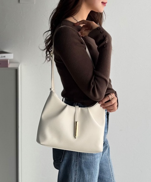 classicalelf(クラシカルエルフ)の「シンプルキレイめで高見えを叶える◎メタルパーツソフトシュリンクレザーバッグ(ショルダーバッグ・レディース・ブラック/アイボリー/ベージュ系・ONE SIZE)」の16枚目の写真