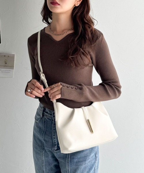 classicalelf(クラシカルエルフ)の「シンプルキレイめで高見えを叶える◎メタルパーツソフトシュリンクレザーバッグ(ショルダーバッグ・レディース・ブラック/アイボリー/ベージュ系・ONE SIZE)」の17枚目の写真