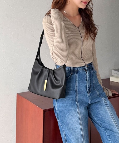 classicalelf(クラシカルエルフ)の「シンプルキレイめで高見えを叶える◎メタルパーツソフトシュリンクレザーバッグ(ショルダーバッグ・レディース・ブラック/アイボリー/ベージュ系・ONE SIZE)」の21枚目の写真