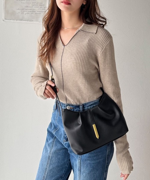 classicalelf(クラシカルエルフ)の「シンプルキレイめで高見えを叶える◎メタルパーツソフトシュリンクレザーバッグ(ショルダーバッグ・レディース・ブラック/アイボリー/ベージュ系・ONE SIZE)」の5枚目の写真