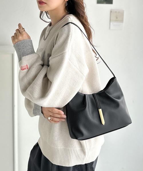 classicalelf(クラシカルエルフ)の「シンプルキレイめで高見えを叶える◎メタルパーツソフトシュリンクレザーバッグ(ショルダーバッグ・レディース・ブラック/アイボリー/ベージュ系・ONE SIZE)」の6枚目の写真