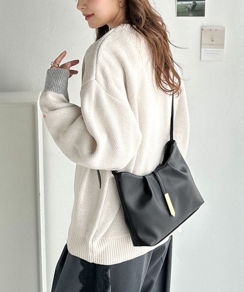 classicalelf(クラシカルエルフ)の「シンプルキレイめで高見えを叶える◎メタルパーツソフトシュリンクレザーバッグ(ショルダーバッグ・レディース・ブラック/アイボリー/ベージュ系・ONE SIZE)」の10枚目の写真