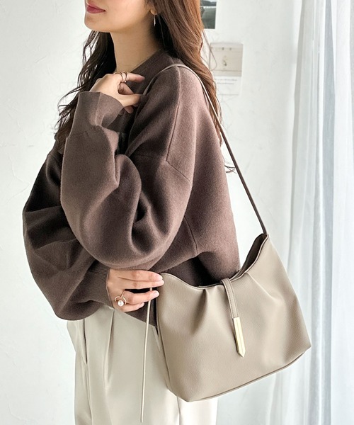 classicalelf(クラシカルエルフ)の「シンプルキレイめで高見えを叶える◎メタルパーツソフトシュリンクレザーバッグ(ショルダーバッグ・レディース・ブラック/アイボリー/ベージュ系・ONE SIZE)」の12枚目の写真