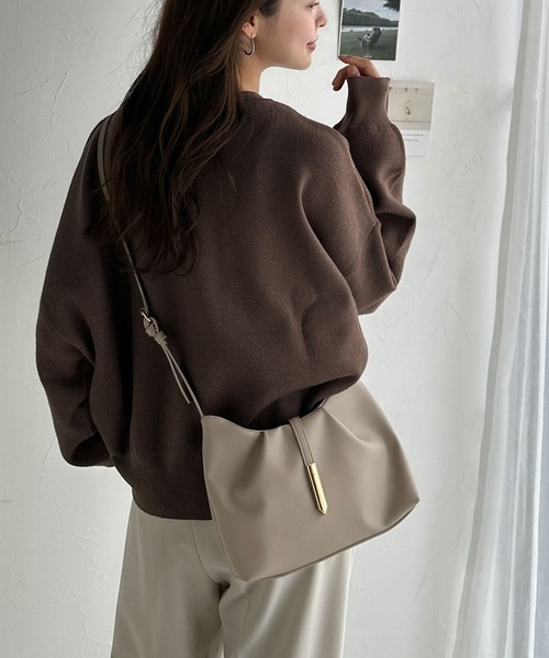 classicalelf(クラシカルエルフ)の「シンプルキレイめで高見えを叶える◎メタルパーツソフトシュリンクレザーバッグ(ショルダーバッグ・レディース・ブラック/アイボリー/ベージュ系・ONE SIZE)」の7枚目の写真