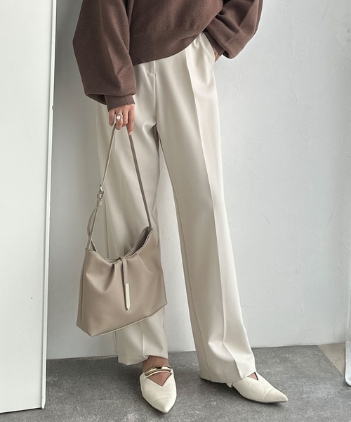 classicalelf(クラシカルエルフ)の「シンプルキレイめで高見えを叶える◎メタルパーツソフトシュリンクレザーバッグ(ショルダーバッグ・レディース・ブラック/アイボリー/ベージュ系・ONE SIZE)」の9枚目の写真