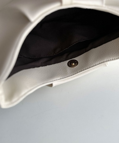 classicalelf(クラシカルエルフ)の「シンプルキレイめで高見えを叶える◎メタルパーツソフトシュリンクレザーバッグ(ショルダーバッグ・レディース・ブラック/アイボリー/ベージュ系・ONE SIZE)」の14枚目の写真