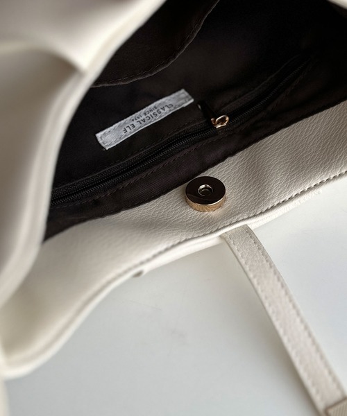 classicalelf(クラシカルエルフ)の「シンプルキレイめで高見えを叶える◎メタルパーツソフトシュリンクレザーバッグ(ショルダーバッグ・レディース・ブラック/アイボリー/ベージュ系・ONE SIZE)」の13枚目の写真