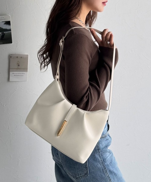 classicalelf(クラシカルエルフ)の「シンプルキレイめで高見えを叶える◎メタルパーツソフトシュリンクレザーバッグ(ショルダーバッグ・レディース・ブラック/アイボリー/ベージュ系・ONE SIZE)」の15枚目の写真