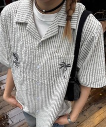 Sibra（シブラ）の「ユニセックス対応／ヤシ刺繍ストライプ開襟シャツ（シャツ/ブラウス）」