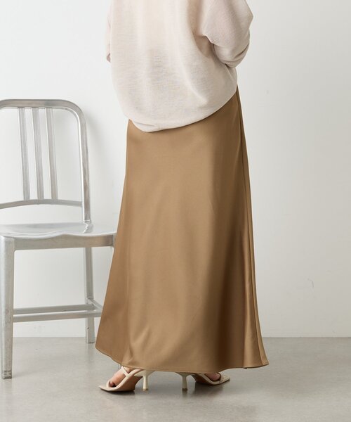 Jena espace merveilleux(ジェナ エスパスメルヴェイユ)の「【新色登場】サテンロングスカート(スカート・レディース・ブラック/ベージュ/キャメル/イエロー/ネイビー・FREE)」の17枚目の写真