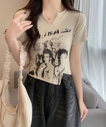 短丈×スリムシルエットのヴィンテージ風Tシャツ