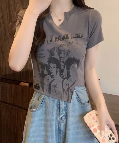 2ly2（トゥーリートゥー）の「短丈×スリムシルエットのヴィンテージ風Tシャツ（Tシャツ/カットソー・レディース・ベージュ/ブラック/グレー/ホワイト・FREE）」の4枚目の写真