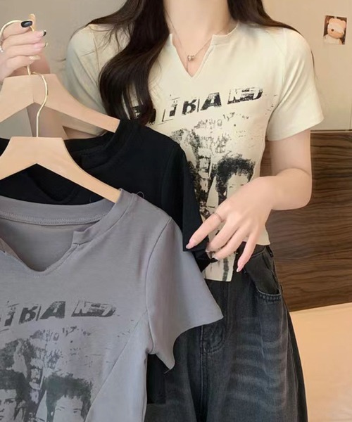 2ly2（トゥーリートゥー）の「短丈×スリムシルエットのヴィンテージ風Tシャツ（Tシャツ/カットソー・レディース・ベージュ/ブラック/グレー/ホワイト・FREE）」の10枚目の写真