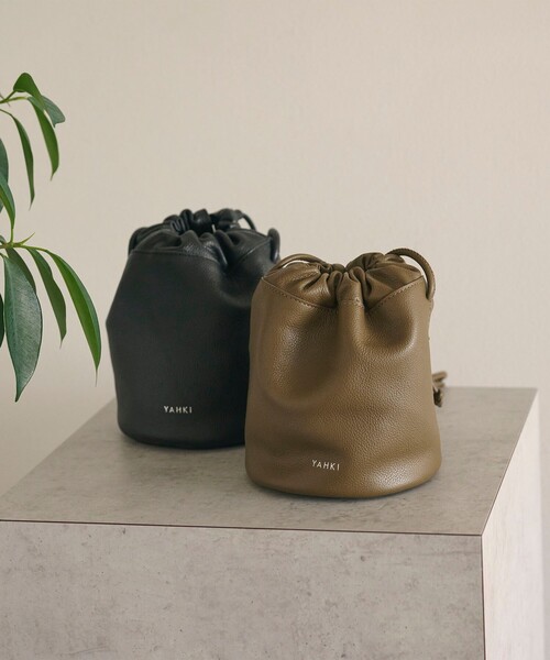 YAHKI（ヤーキ）の「＜YAHKI＞ミニ レザー ドロスト ショルダーバッグ（ショルダーバッグ・レディース・ブラック/オリーブ・FREE）」の2枚目の写真