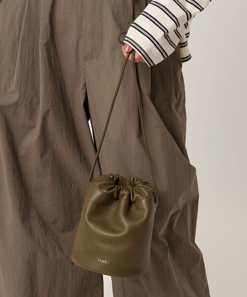 YAHKI（ヤーキ）の「＜YAHKI＞ミニ レザー ドロスト ショルダーバッグ（ショルダーバッグ・レディース・ブラック/オリーブ・FREE）」の8枚目の写真