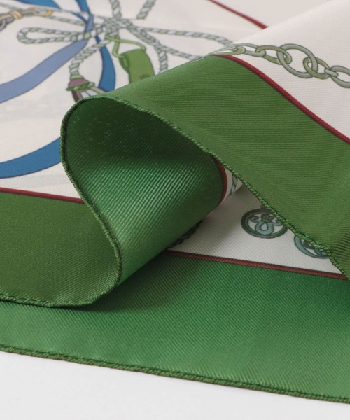 AULENTTI（オウレンティ）の「AULENTTI　大判ヴィンテージチェーン柄スカーフ（バンダナ/スカーフ・レディース・グリーン・ONE）」の4枚目の写真