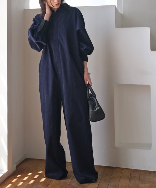 AKTE（アクテ）の「ポイントレースコーデュロイジャンプスーツ（つなぎ/オールインワン・レディース・ライトベージュ/ネイビー・FREE/TALL）」の2枚目の写真