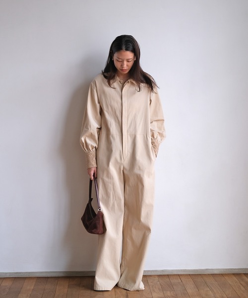 AKTE（アクテ）の「ポイントレースコーデュロイジャンプスーツ（つなぎ/オールインワン・レディース・ライトベージュ/ネイビー・FREE/TALL）」の8枚目の写真