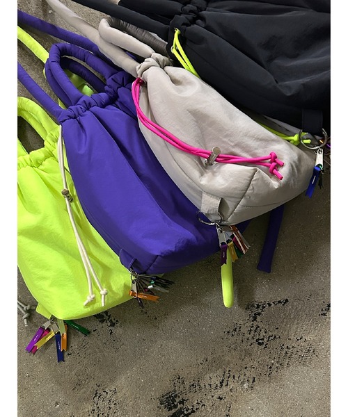 cheek(BAG)(チーク)の「【cheek】puff kinchaku 2way tote(トートバッグ・レディース・ブラック/グレー/イエロー/パープル/カーキ・FREE)」の12枚目の写真
