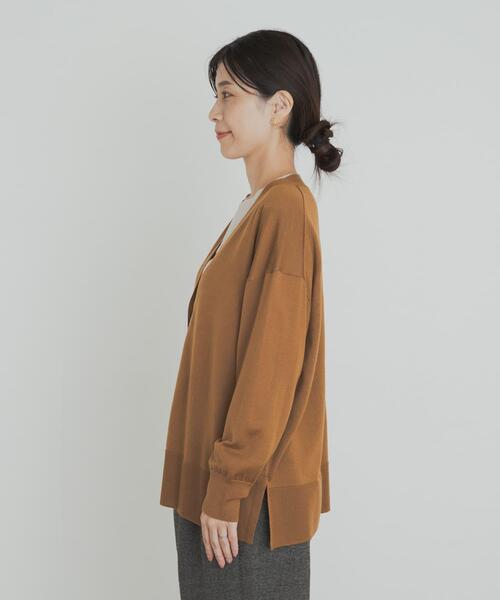 URBAN RESEARCH DOORS（アーバンリサーチドアーズ）の「ウォッシャブルウールVネックワイドカーディガン（カーディガン/ボレロ・レディース・ブラック/ベージュ系その他/ゴールド・MEDIUM）」の20枚目の写真