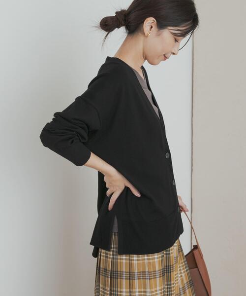 URBAN RESEARCH DOORS（アーバンリサーチドアーズ）の「ウォッシャブルウールVネックワイドカーディガン（カーディガン/ボレロ・レディース・ブラック/ベージュ系その他/ゴールド・MEDIUM）」の10枚目の写真