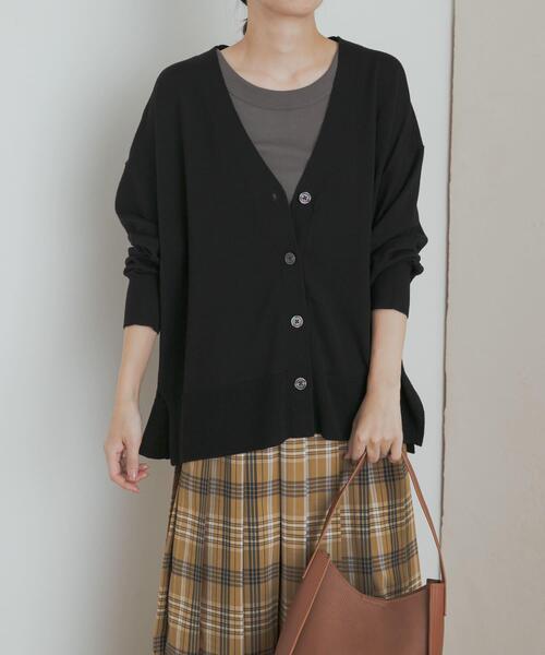 URBAN RESEARCH DOORS（アーバンリサーチドアーズ）の「ウォッシャブルウールVネックワイドカーディガン（カーディガン/ボレロ・レディース・ブラック/ベージュ系その他/ゴールド・MEDIUM）」の8枚目の写真