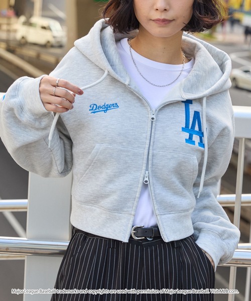 MLB(メジャーリーグベースボール)の「MLB/メジャーリーグベースボール 別注 ワッペン刺繍 ショート丈 ダブルジップ パーカー(パーカー・レディース・オフホワイト/アッシュグレー/ダークブラウン/スミクロ・FREE)」の7枚目の写真