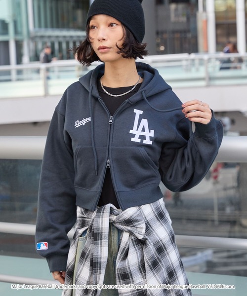 MLB(メジャーリーグベースボール)の「MLB/メジャーリーグベースボール 別注 ワッペン刺繍 ショート丈 ダブルジップ パーカー(パーカー・レディース・オフホワイト/アッシュグレー/ダークブラウン/スミクロ・FREE)」の11枚目の写真