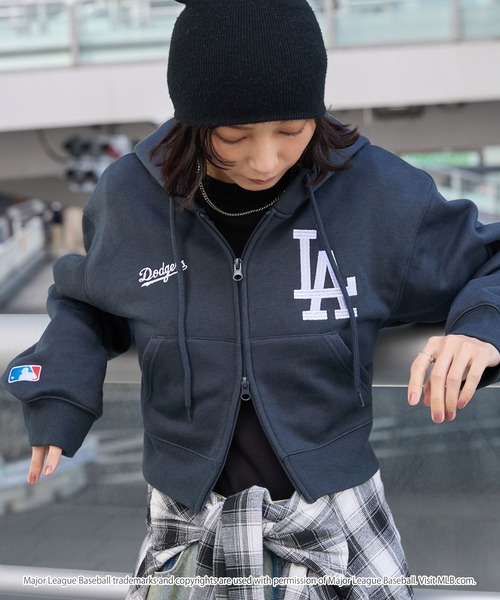 MLB(メジャーリーグベースボール)の「MLB/メジャーリーグベースボール 別注 ワッペン刺繍 ショート丈 ダブルジップ パーカー(パーカー・レディース・オフホワイト/アッシュグレー/ダークブラウン/スミクロ・FREE)」の15枚目の写真