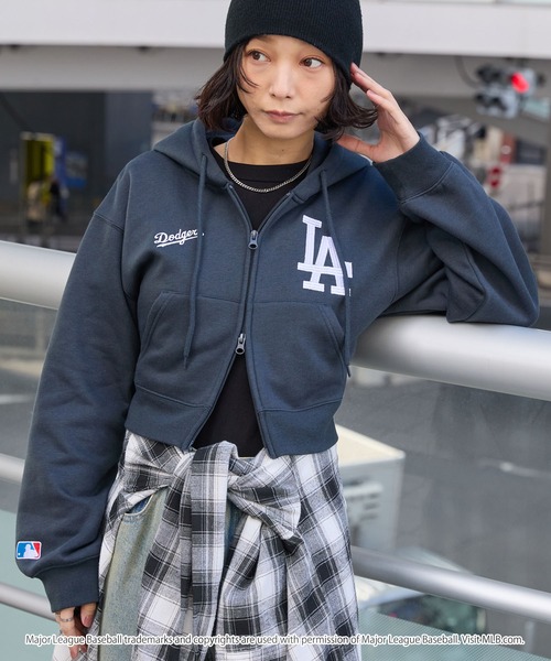 MLB(メジャーリーグベースボール)の「MLB/メジャーリーグベースボール 別注 ワッペン刺繍 ショート丈 ダブルジップ パーカー(パーカー・レディース・オフホワイト/アッシュグレー/ダークブラウン/スミクロ・FREE)」の16枚目の写真