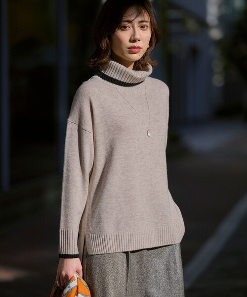 23区(ニジュウサンク)の「ウールカシミヤ コンビカラー オフタートル ニット(ニット/セーター・レディース・ネイビー系/ベージュ系/ライトグレー系・38)」の1枚目の写真