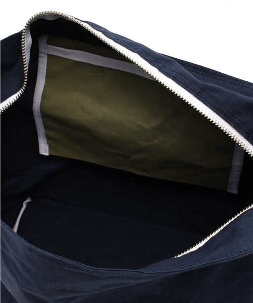 COSSHI（コッシ）の「COSSHI RIP-STOP PARAFFIN SHOULDER（ショルダーバッグ・メンズ・ネイビー/ブラック/ライトグレー・FREE）」の4枚目の写真