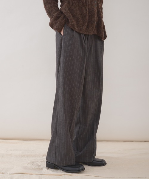 MUHET（ミュエータ）の「wool-like tuck straight pants / ウールライクタックストレートパンツ（スラックス・レディース・グレー/ブラウン/ネイビー・MEDIUM/SMALL/LARGE）」の2枚目の写真