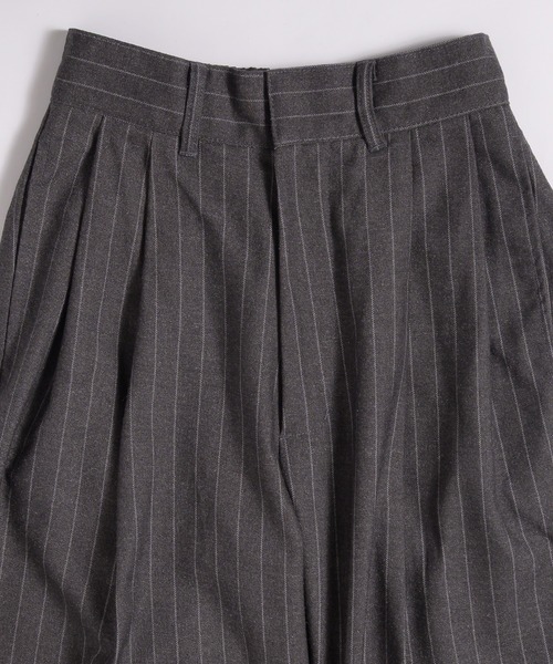 MUHET（ミュエータ）の「wool-like tuck straight pants / ウールライクタックストレートパンツ（スラックス・レディース・グレー/ブラウン/ネイビー・MEDIUM/SMALL/LARGE）」の4枚目の写真