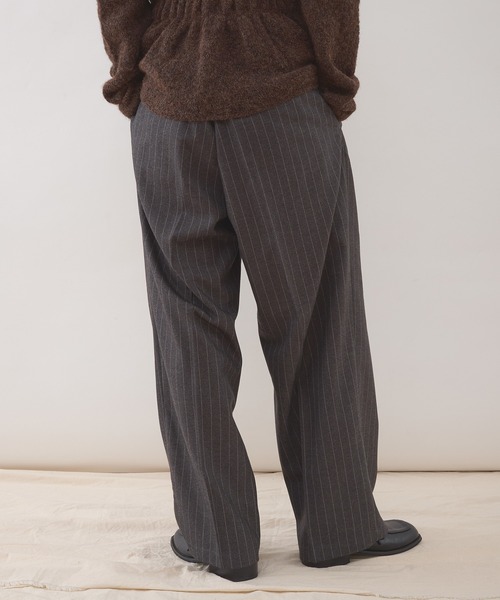 MUHET（ミュエータ）の「wool-like tuck straight pants / ウールライクタックストレートパンツ（スラックス・レディース・グレー/ブラウン/ネイビー・MEDIUM/SMALL/LARGE）」の9枚目の写真