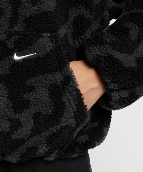 NIKE（ナイキ）の「ナイキ スポーツウェア ウィメンズ ハイパイル フリース ジャケット / Nike Sportswear Women's High-Pile Fleece Jacket HV2071-010 Black（ブルゾン・レディース・ブラック・XS/S/M/L/XL）」の7枚目の写真