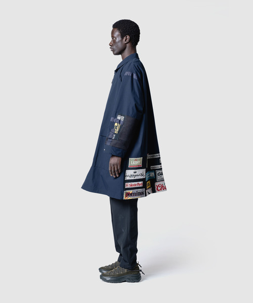 yoshiokubo（ヨシオクボ）の「yoshiokubo ヨシオクボ / MULTI-LOGO LONG COAT ゴブラン織マルチロゴロングコート / YKS26515（その他アウター・メンズ・ネイビー・3/2）」の4枚目の写真