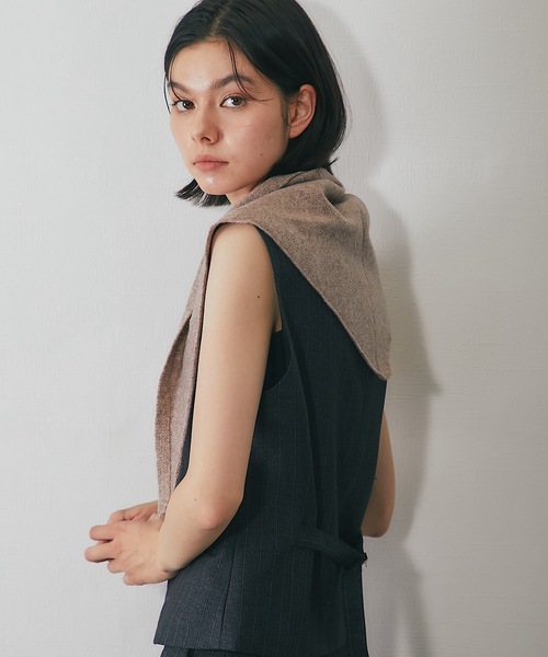 SMILE ORCHID（スマイルオーキッド）の「毛100％トライアングルスカーフ（ストール/ショール・レディース・グレイッシュベージュ/ブラック/アイボリー/グレー・FREE）」の4枚目の写真