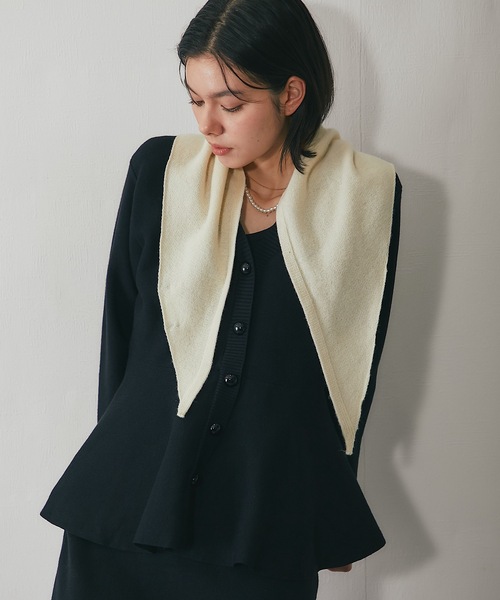 SMILE ORCHID（スマイルオーキッド）の「毛100％トライアングルスカーフ（ストール/ショール・レディース・グレイッシュベージュ/ブラック/アイボリー/グレー・FREE）」の2枚目の写真