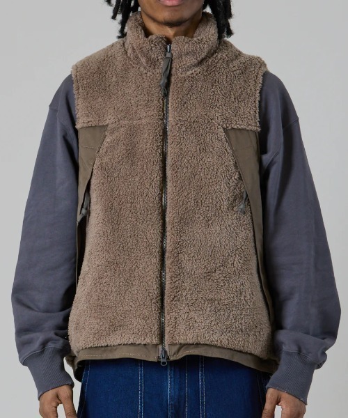 UNFRM OUTDOOR STANDARD(ユニフォームアウトドアスタンダード)の「【UNFRM OUTDOOR STANDARD:ユニフォームアウトドアスタンダード】COZY BOA FLEECE ZIP-UP VEST/ボアフリースベスト(ベスト・レディース・ブラック/モカ・MEDIUM)」の2枚目の写真