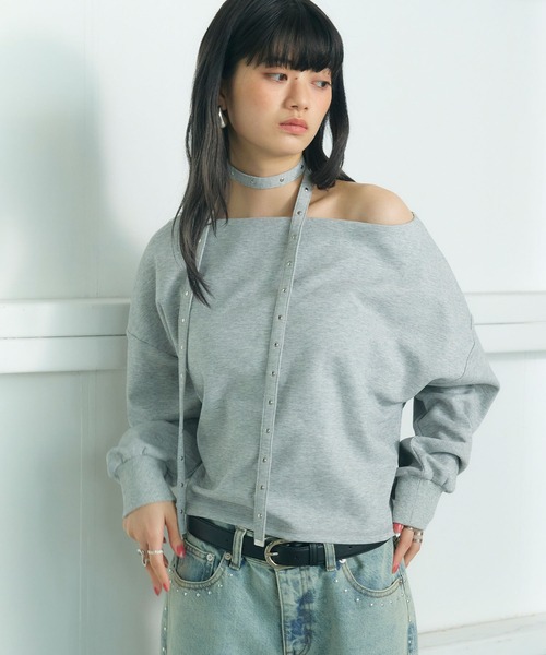 ELLEgirl（エルガール）の「スタッズチョーカー付きオフショルプルオーバー（スウェット・レディース・杢グレー・FREE）」の4枚目の写真