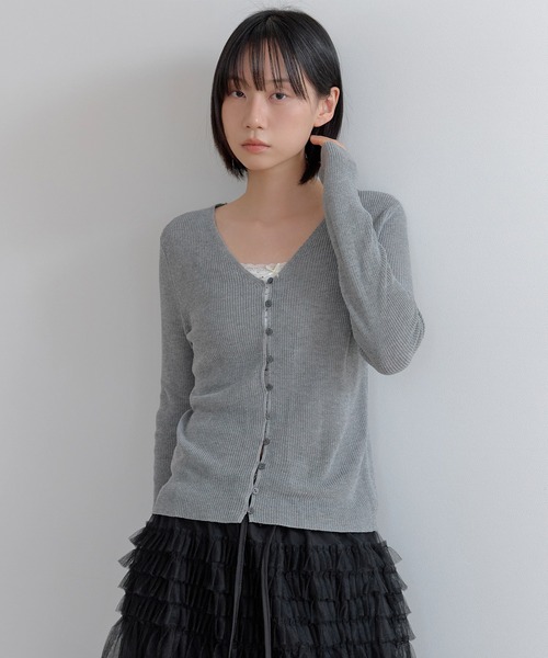 UNE MANSION（ユヌマンション）の「シェルボタンVネックサマーニットカーディガン（ニット/セーター・レディース・オートミール/ミント/アイボリー/ブラック/グレー・FREE）」の4枚目の写真
