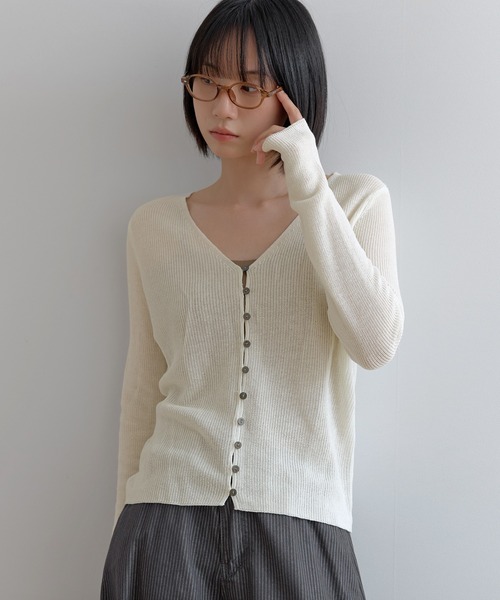 UNE MANSION（ユヌマンション）の「シェルボタンVネックサマーニットカーディガン（ニット/セーター・レディース・オートミール/ミント/アイボリー/ブラック/グレー・FREE）」の7枚目の写真