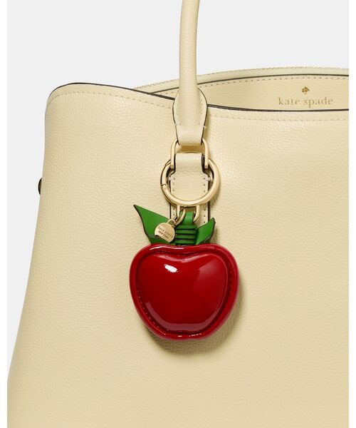 kate spade new york(ケイトスペード ニューヨーク)の「チャームド ビッグ アップル バッグ チャーム(キーホルダー・レディース・レッド・ONESIZE)」の1枚目の写真