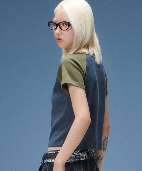 X-girl(エックスガール)の「NYC MILLS LOGO RAGLAN S/S BABY TEE(Tシャツ/カットソー・レディース・ホワイト/ピンク/チャコール・S/M)」の4枚目の写真