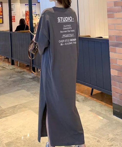 Flugge(フラッジー)の「ロゴ半袖Tシャツワンピース(ワンピース・レディース・グリーン/グレー・MEDIUM/LARGE)」の1枚目の写真