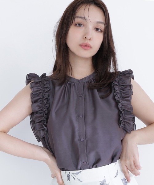 NATURAL BEAUTY BASIC(ナチュラルビューティーベーシック)の「フリルショルダーブラウス(シャツ/ブラウス・レディース・ブルー/オフホワイト/チャコールグレー/イエロー・MEDIUM/SMALL)」の3枚目の写真