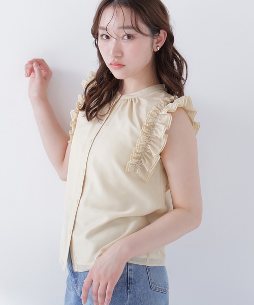 NATURAL BEAUTY BASIC(ナチュラルビューティーベーシック)の「フリルショルダーブラウス(シャツ/ブラウス・レディース・ブルー/オフホワイト/チャコールグレー/イエロー・MEDIUM/SMALL)」の2枚目の写真