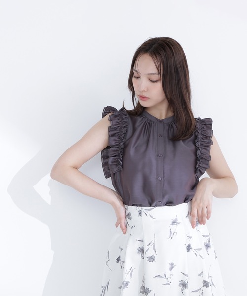NATURAL BEAUTY BASIC(ナチュラルビューティーベーシック)の「フリルショルダーブラウス(シャツ/ブラウス・レディース・ブルー/オフホワイト/チャコールグレー/イエロー・MEDIUM/SMALL)」の17枚目の写真